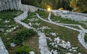 Ambasada SAD poziva policiju da istraži uništavanje Partizanskog groblja u Mostaru